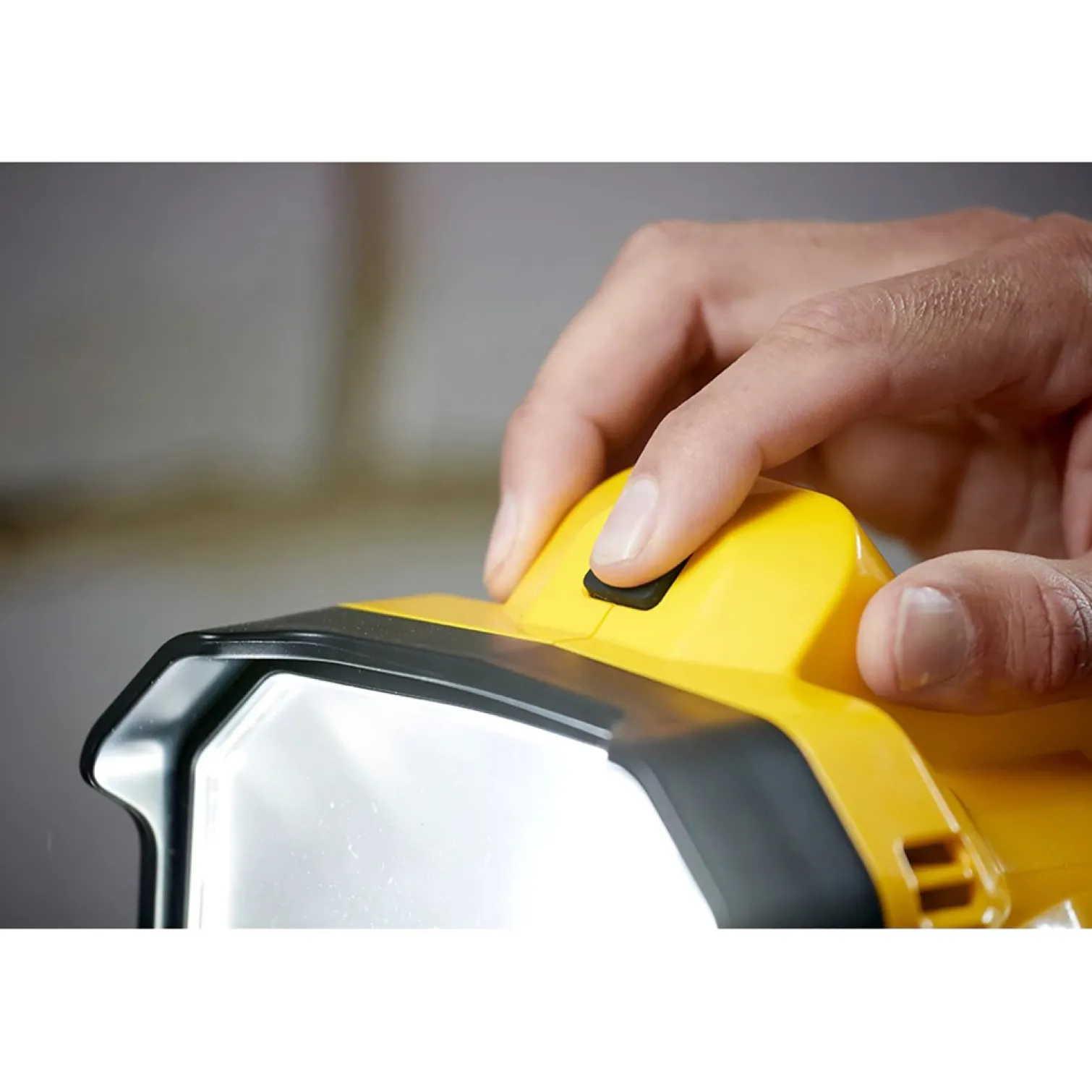 Lampa obszarowa v20 Stanley FatMax SFMCL030B