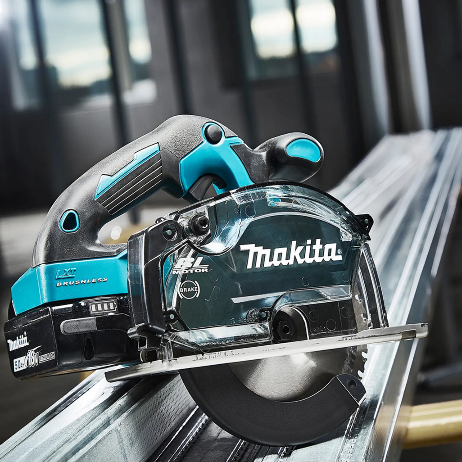 Pilarka do metalu Makita DCS553ZJ