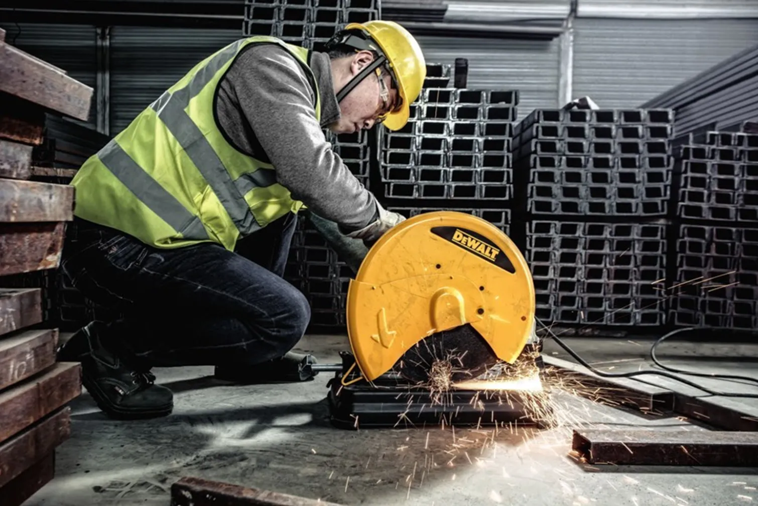 Przecinarka tarczowa do metalu DeWalt D28730