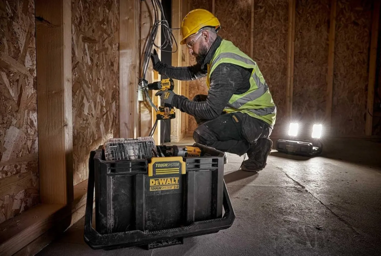 Skrzynia narzędziowa z oświetleniem LED DeWalt ToughSystem 2.0 DWST08061-1