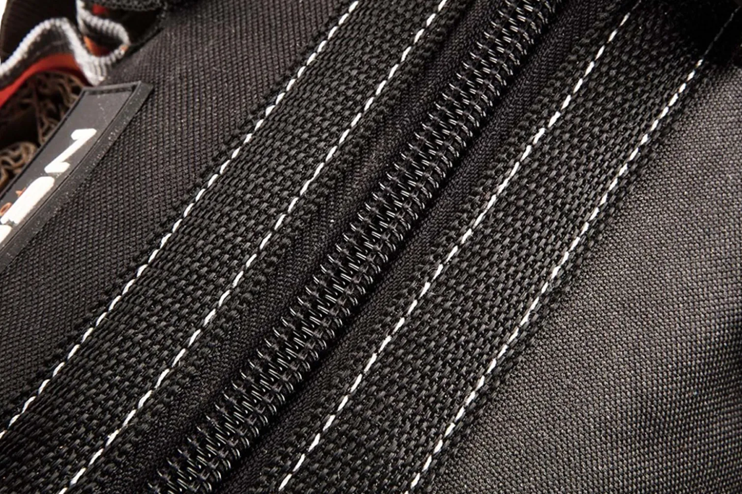 Stołek monterski z torbą narzędziową Neo 84-306