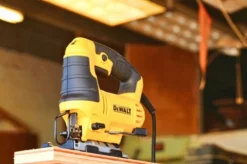 Wyrzynarka DeWalt DWE349