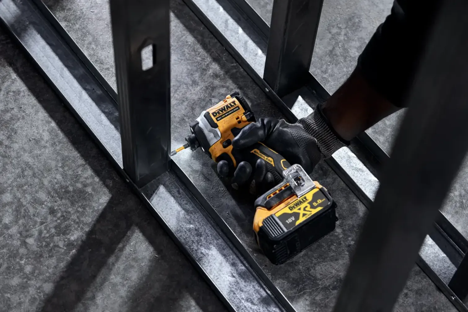 Zakrętarka udarowa DeWalt DCF850NT